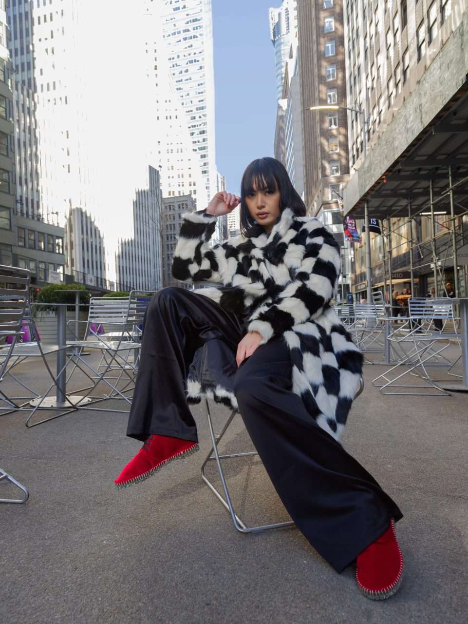 Donna seduta a New York con un paio di Pedü Original rosse