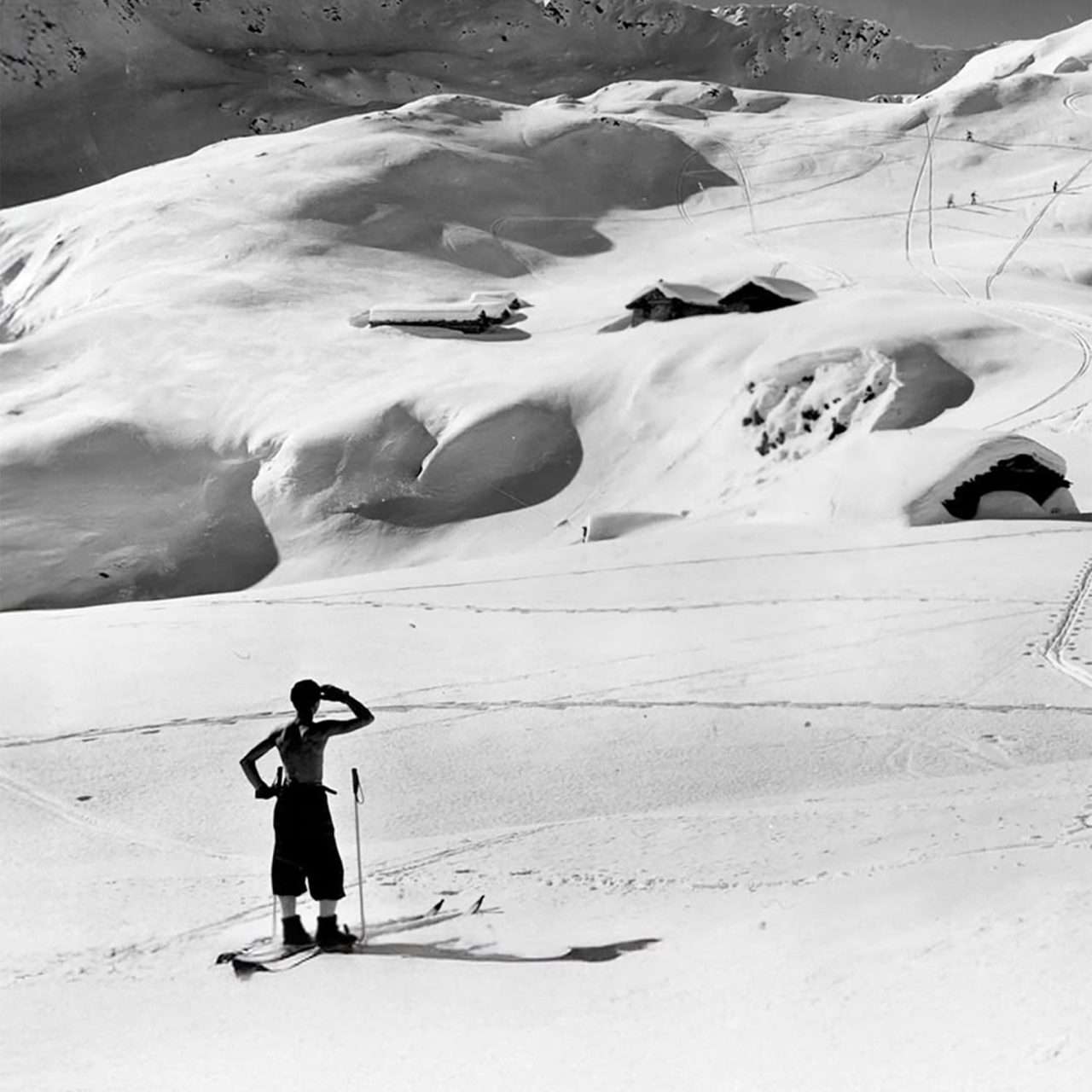 Foto d'epoca in bianco e nero di uno sciatore sulla neve