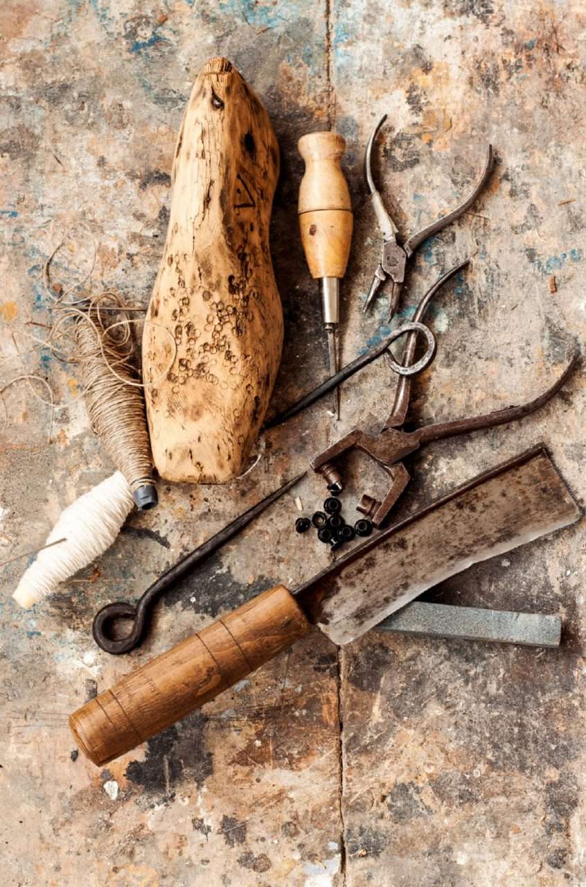 Attrezzi da calzolaio e forme in legno usati per realizzare le Pedü